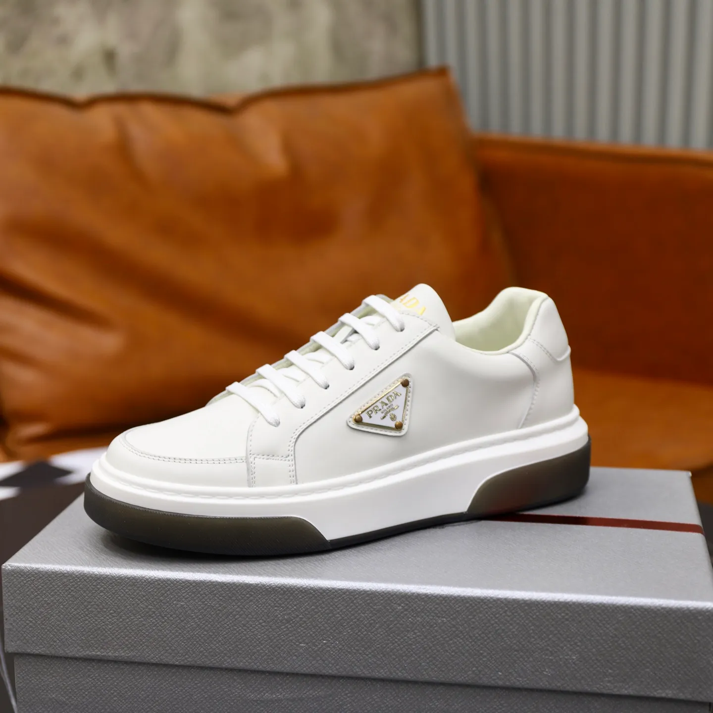 Factory price: 700💰Top original order Brand: PRADA (Prada) Standard code: Men's size 38/44 (45 can be customized) Grade: Same as the official website Material: Original cowhide stitching imported cowhide lining Original combination two-color wear-resistant soft outsole Style category: Leisure and sports version Young fashion European and American trend British style Color: Actual picture color